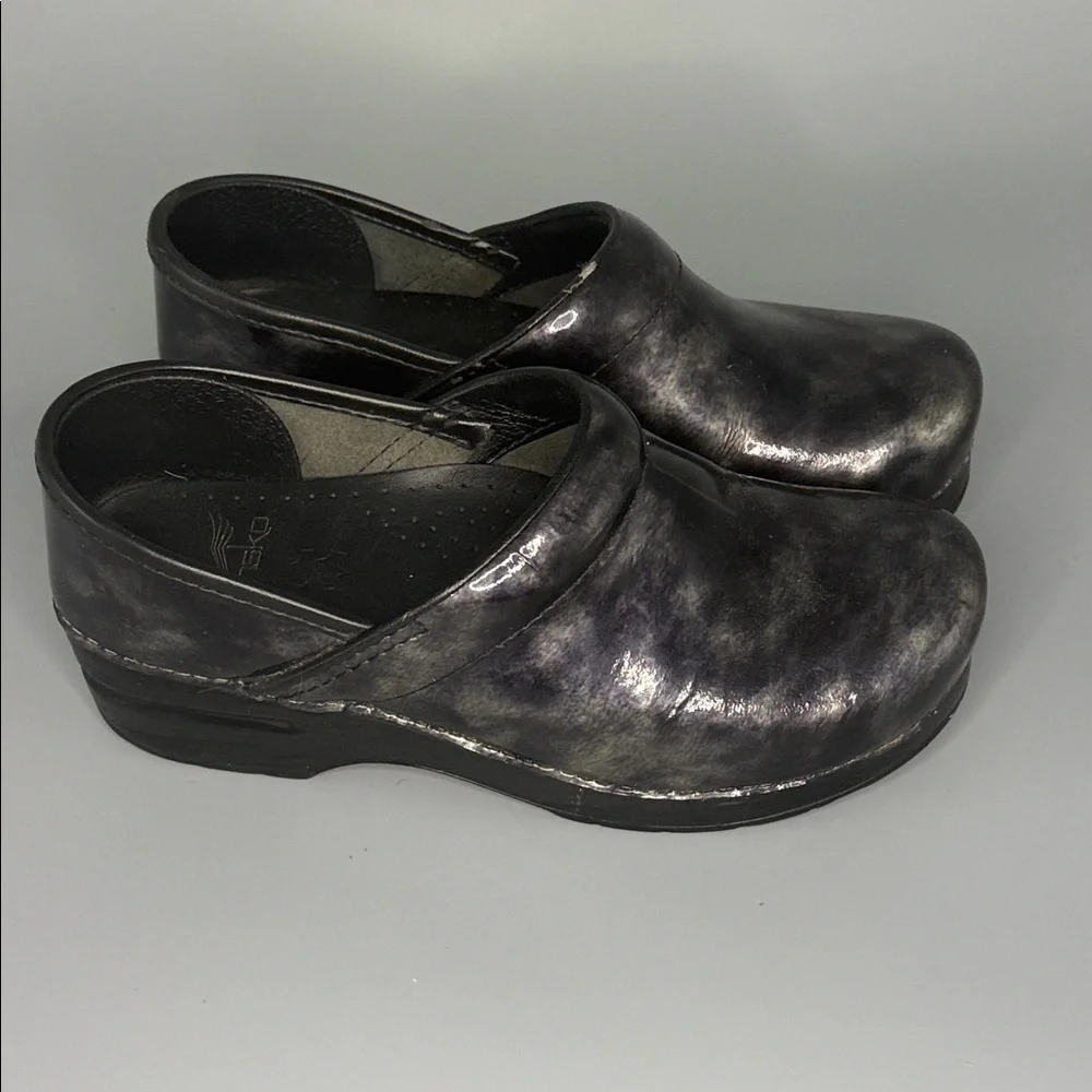 Dansko XP 2.0 Professional Pewter Marbled Patent Leather Clogs – Size 37‎
